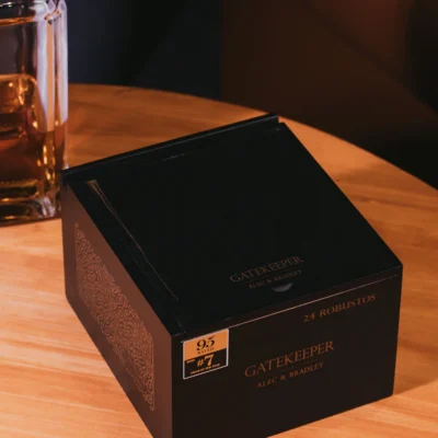 Alec Bradley Gatekeeper Robusto – EP Carrillo İmzalı 24’lü Puro (95 Puanlık)